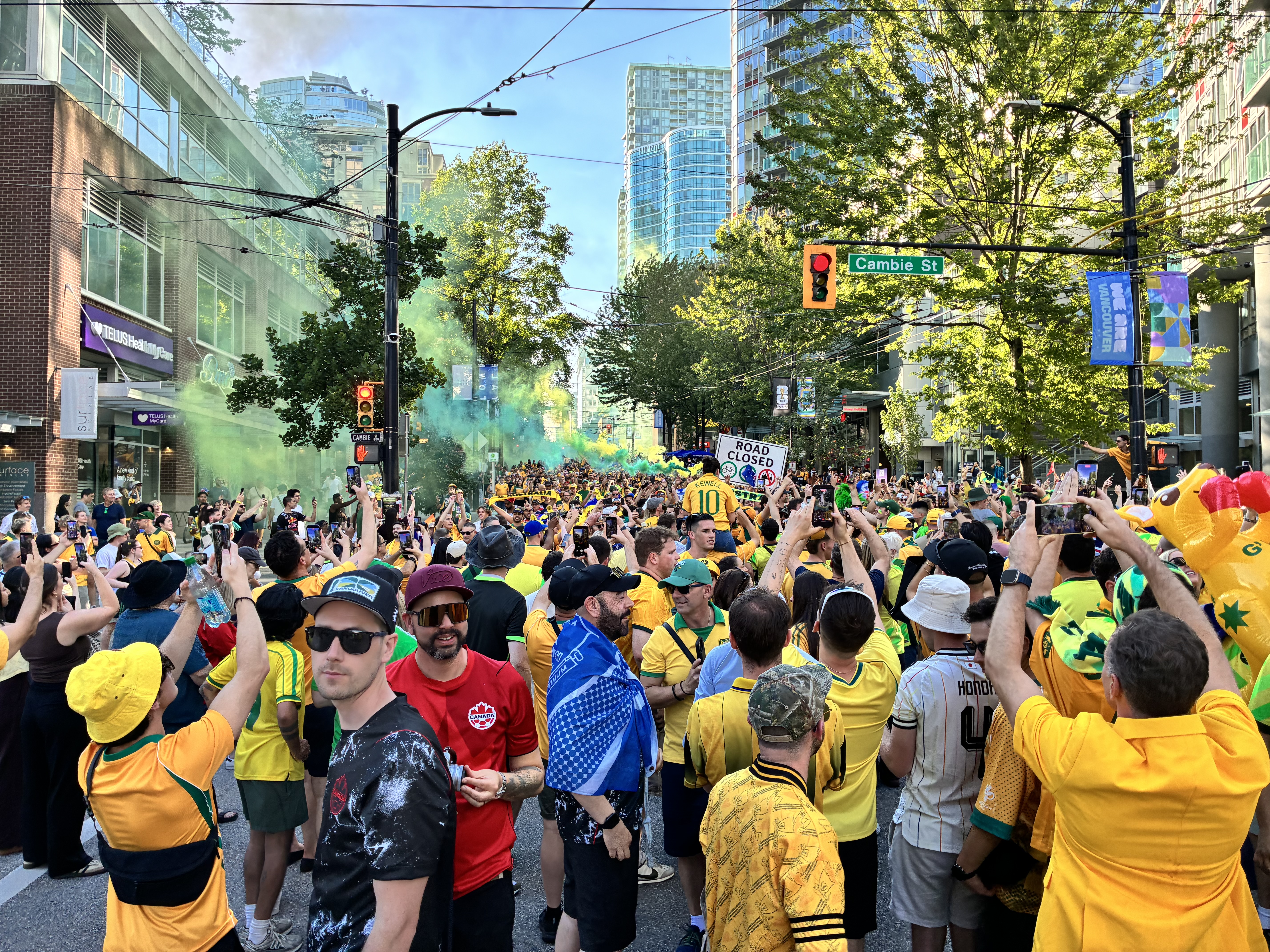 試合日のバンクーバー。Cambie St が歩行者天国に